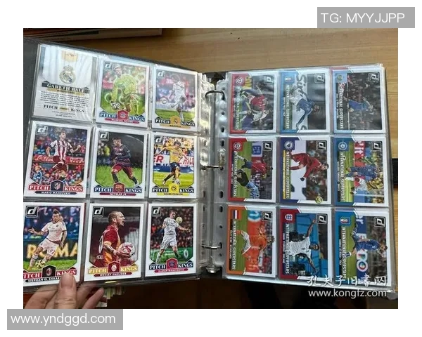 小学生挑战球星卡足球拆包大赛 看谁能集齐全套珍稀卡片